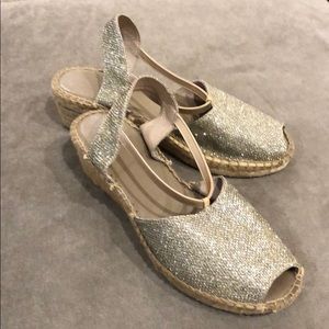 Andre Assous sandals